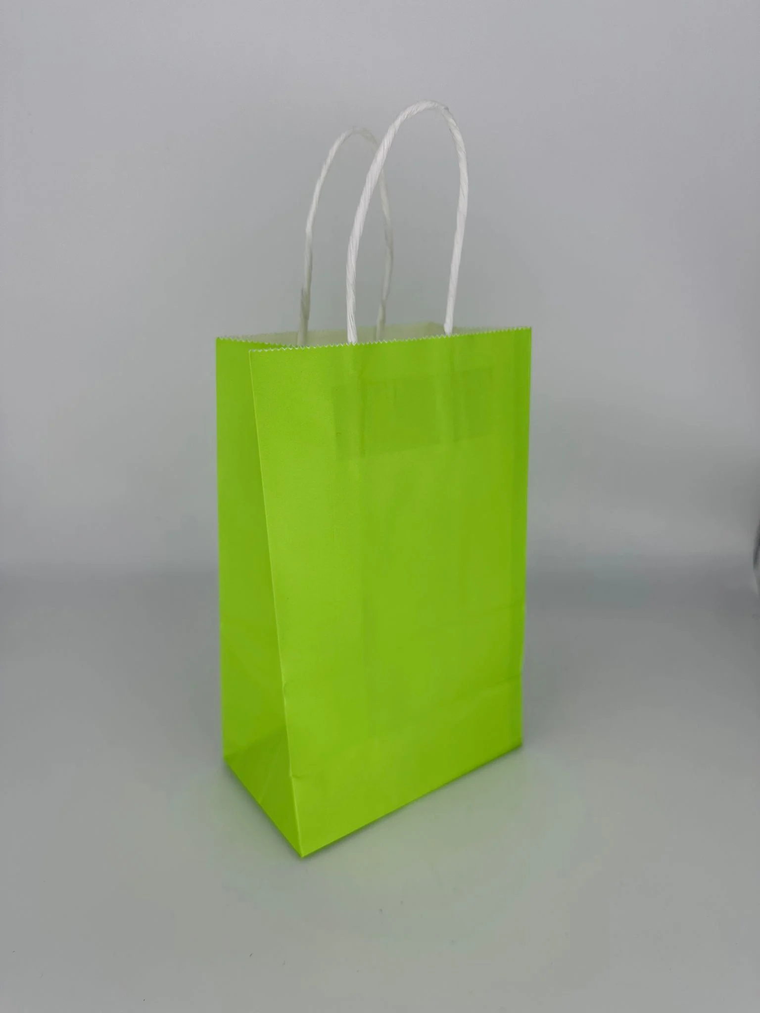 616_5 Bolsa Sorpresitas Papel con Asas Verde - por unidad - Imagen 1